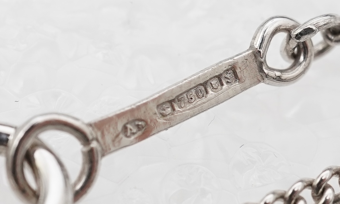 A diamond pendant necklace